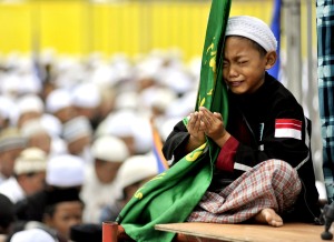 amaah Majelis Rasulullah SAW mengikuti dzikir akbar dan doa untuk bangsa dalam peringatan Maulid Nabi Muhammad SAW, di pelataran Monas, Jakarta, Selasa (15/2).